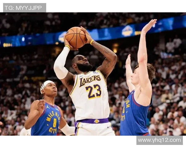 国王与尼克斯激战正酣NBA赛场精彩瞬间回顾与分析
